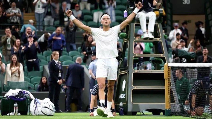 Tenis: Enorme remontada del platense Tomás Etcheverry en una jornada con la lluvia como protagonista en Wimbledon