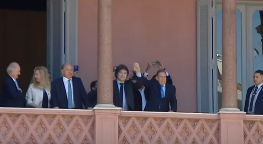 El Primer Mandatario argentino Javier Milei recibió a Edmundo González Urrutia, Presidente electo de Venezuela, y saludaron desde el balcón de Casa Rosada