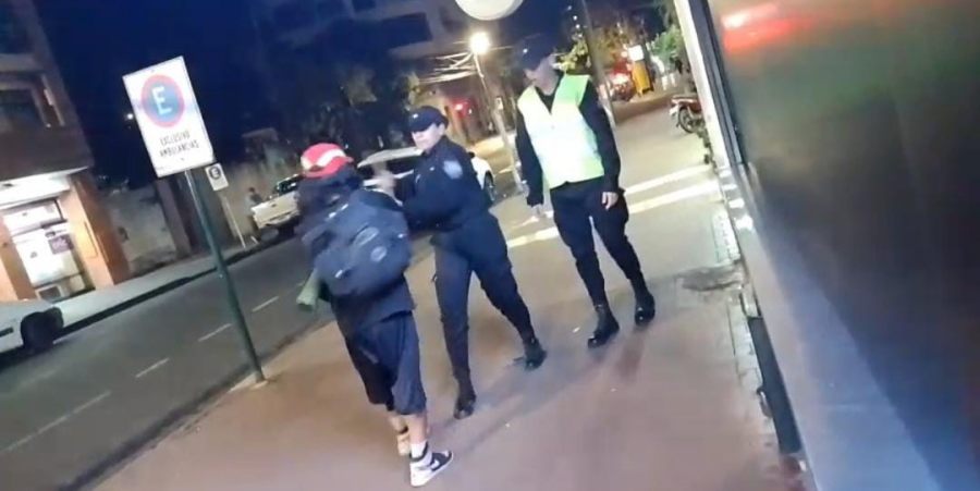Una cadete de la Policía de Misiones desarmó a un individuo violento en el microcentro de la ciudad de Posadas, la intervención fue captada por testigos y se viralizó