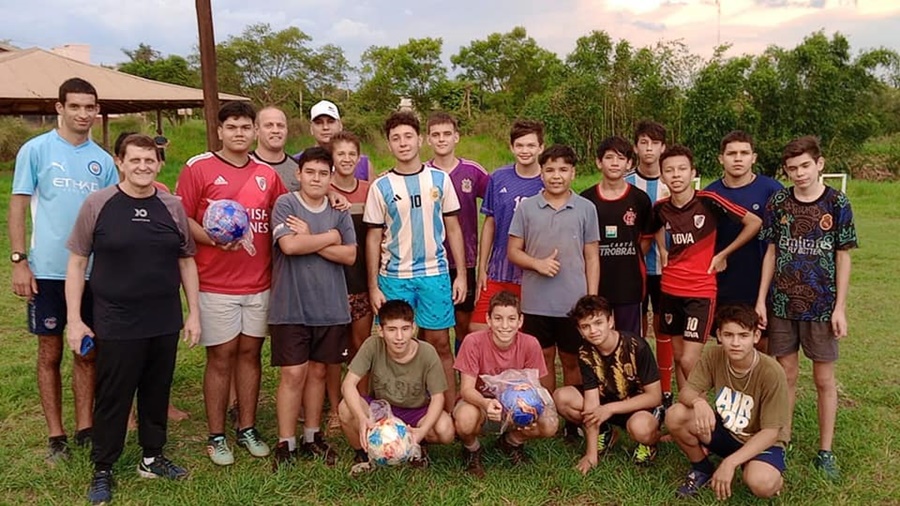 El Ministro Adolfo Safrán visitó la Escuela de Fútbol que dirige Marcos Ramírez