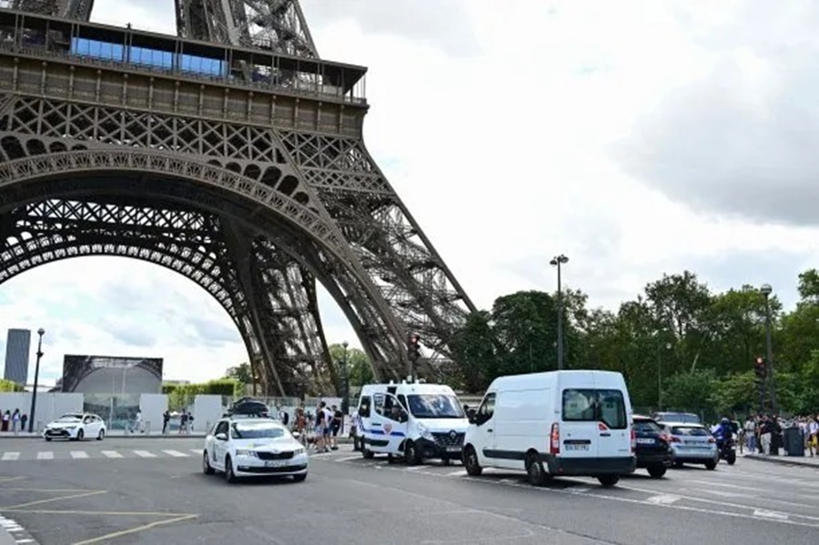 Evacuaron la Torre Eiffel por una amenaza de bomba, expertos en desactivación de explosivos registran la icónica estructura de hierro francesa