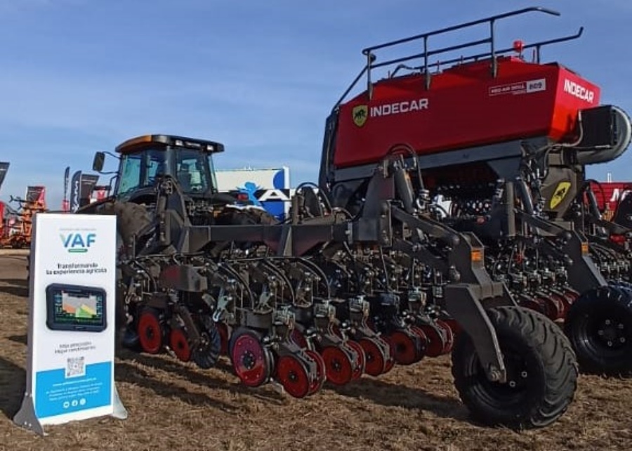 INDECAR oficializó su alianza estratégica con VAF, la firma de sembradoras y fertilizadoras exhibió en Agroactiva sus máquinas equipadas con monitores y dosificadores de la startup