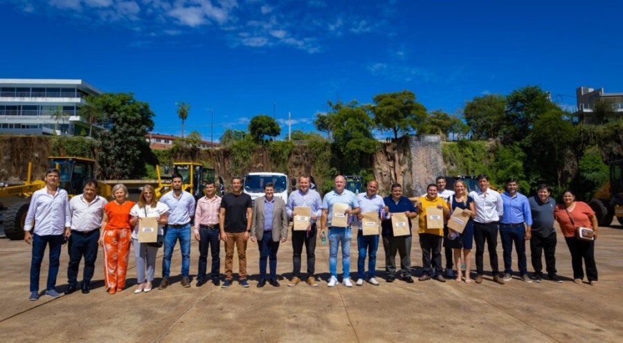Misiones: Ministro de Hacienda, Adolfo Safrán, en representación del Gobernador Hugo Passalacqua, presidió la entrega de máquinas viales a diez Municipios para optimizar la conectividad y la producción local