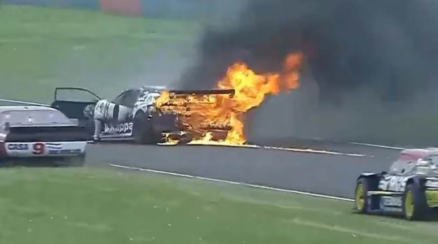 El susto de Gastón Mazzacane en el TC en Buenos Aires: Se incendió su auto y el ex Fórmula 1 salvó su vida de milagro