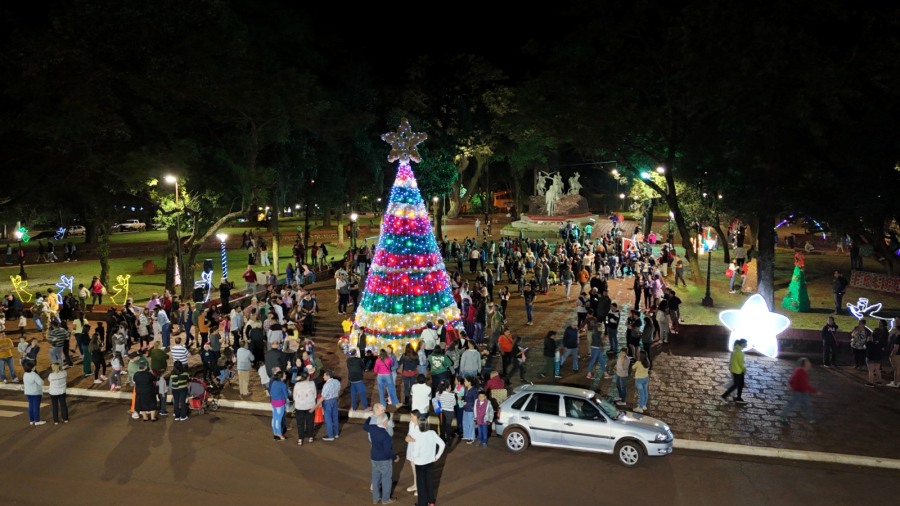 Misiones: El Municipio de Apóstoles encendió su árbol navideño, el mismo esta ubicado en la Plaza San Martín