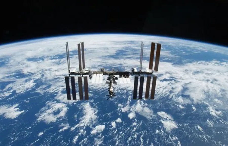 Espacio: Preparan el rescate de tres astronautas en problemas en la Estación Espacial Internacional
