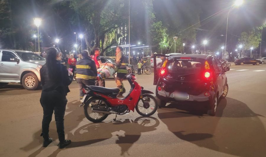 Colisión entre un automóvil y una motocicleta en la localidad de Jardín América dejó dos heridos