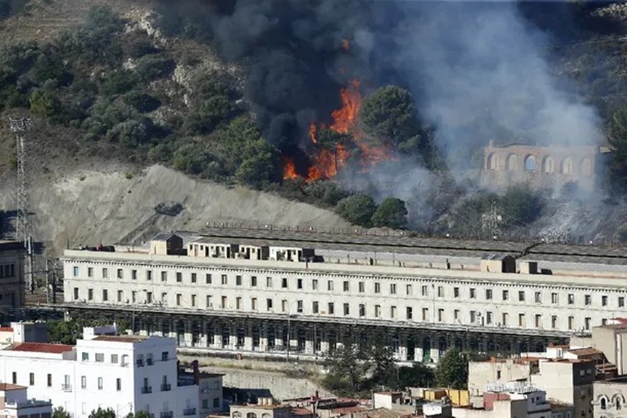 Más de 130 evacuados por un fuerte incendio en la frontera entre España y Francia, el siniestro devastó 435 hectáreas debido al fuerte viento, según informaron las autoridades de ambos países