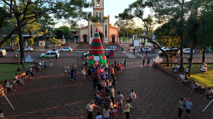 Apóstoles celebró la Navidad con la llegada de Papá Noel, quien recorrió las calles de la ciudad en una caravana y finalizó en la Plaza San Martín