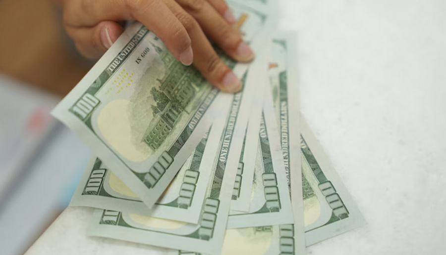 El dólar después del cepo: Qué pasó con las distintas cotizaciones el mes en que se terminaron los controles cambiarios, el blue y los financieros cayeron 10% y se extinguió la brecha cambiaria
