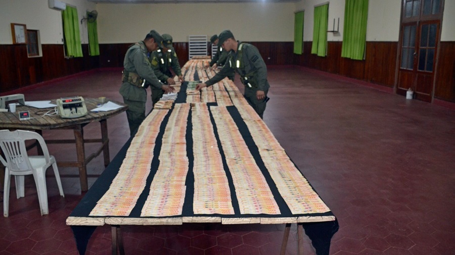 Más de treinta millones de pesos se encontraban ocultos en el chasis de un vehículo