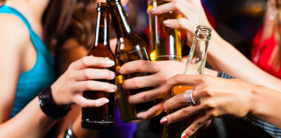La máxima autoridad de salud de Estados Unidos pide que las bebidas alcohólicas lleven etiquetas por aumentar el riesgo de cáncer