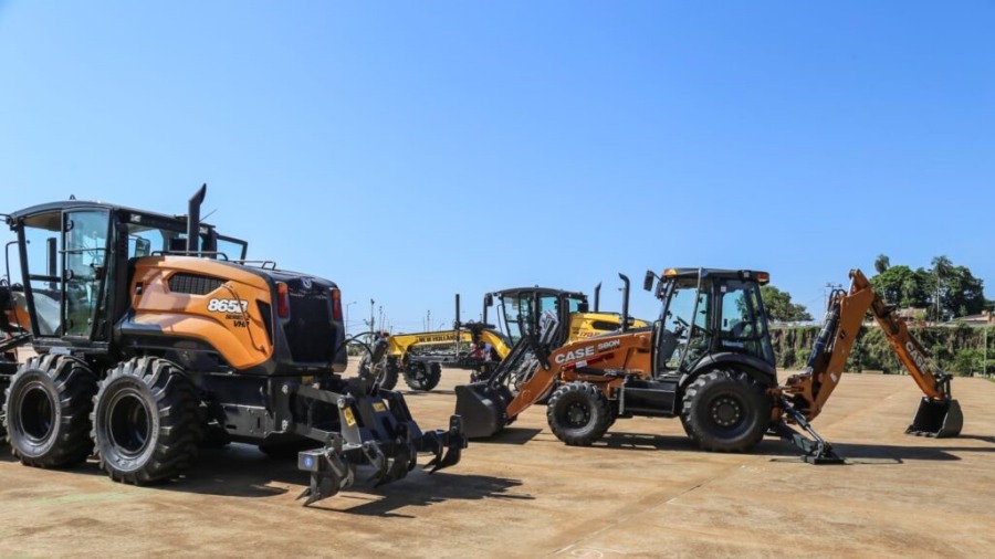 El Gobierno de Misiones entregó maquinaria vial a los Municipios de; Almafuerte, Colonia Polana y Gobernador Roca: En un acto realizado en la Cascada de la Costanera en la ciudad de Posadas