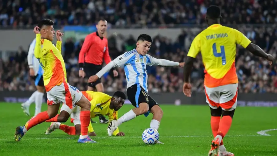 Eliminatorias: Con uno menos y gracias al golazo de Thiago Almada, Argentina rescató un empate con Colombia en el Monumental