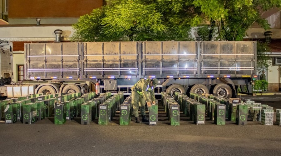 Camión cargado con 56 mil paquetes de cigarrillos fue interceptado por Gendarmería Nacional: Las irregularidades en la carga derivaron en la inspección que permitió el hallazgo