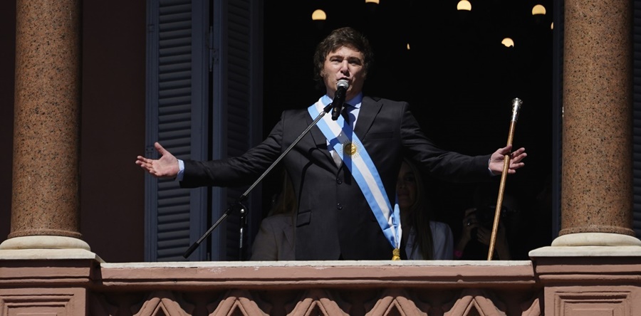 Javier Milei salió a saludar al balcón de la Casa Rosada: "Hemos decretado el fin de la noche populista"