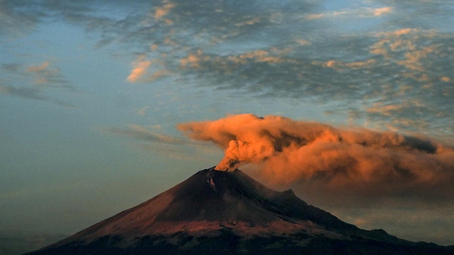 Alerta amarilla en México: Una columna de cenizas del volcán Popocatépetl afectó vuelos en el Aeropuerto de la ciudad de Puebla