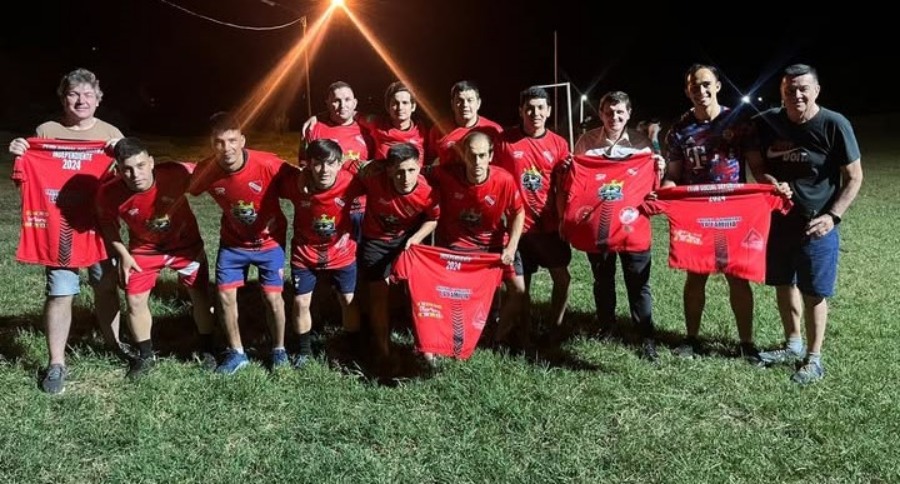 El Ministro Adolfo Safrán visitó al equipo de fútbol del Club Independiente para saludarlos y felicitar a todos por el gran trabajo que llevan adelante representando a la ciudad de Apóstoles
