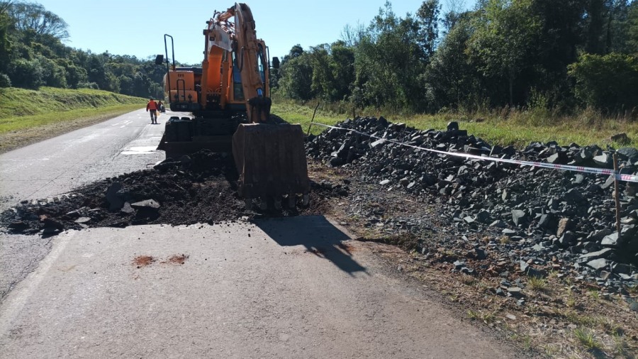 Misiones: Ejecutan tareas de bacheo profundo sobre la Ruta Provincial Nº 2, tramo que va desde el Paraje “La Corita”, en el Municipio de Santa María, hasta la localidad de Itacaruaré