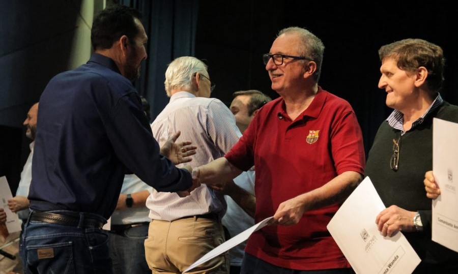 Misiones: Entrega de recursos, la reducción de los aportes previsionales de los empleados municipales, reunión en la cual participó el Ministro Safrán