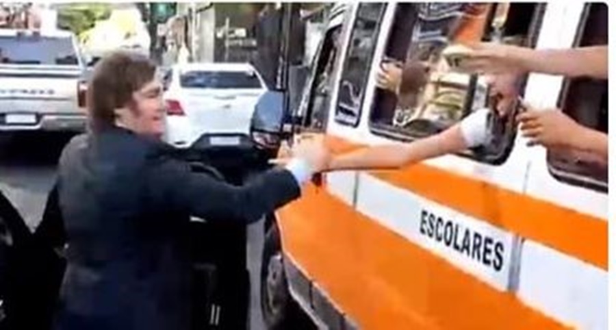 Javier Milei pasó a buscar con su automóvil a Nicolás Posse y se bajó en medio del camino para saludar a un grupo de chicos