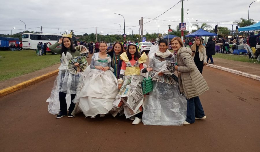 Misiones: El Municipio de Garupá vivió una innovadora "Batalla de Moda Reciclada", el evento que reunió a más de setenta emprendedores y una multitud de vecinos