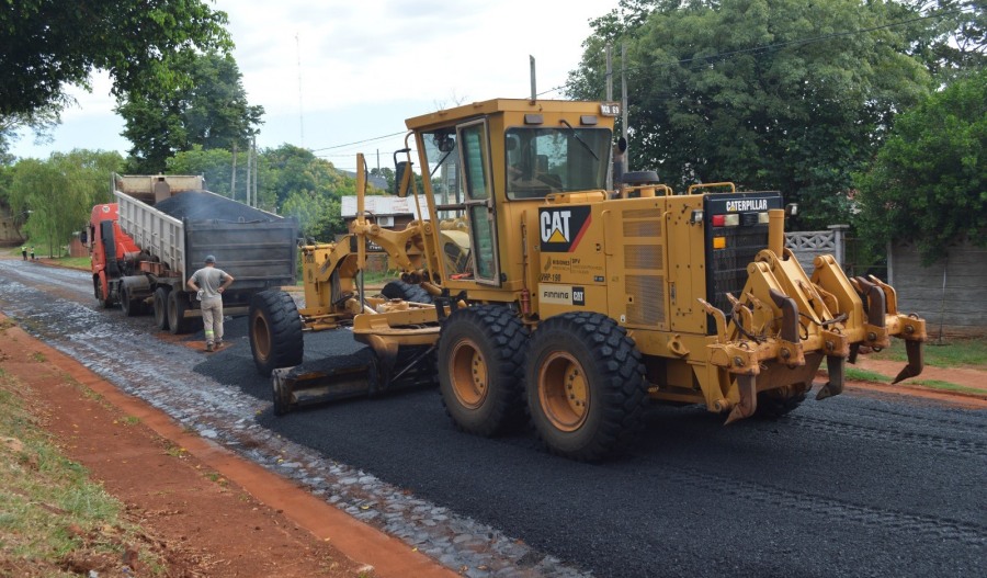 Posadas: Avanzan con mejoras en su infraestructura vial con el inicio de los trabajos de asfalto sobre empedrado en el Barrio Libertador