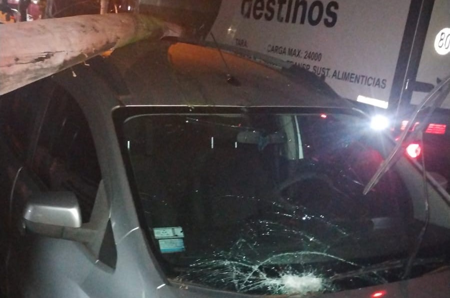 Puerto Iguazú: Camión atropelló un poste de luz qué cayó sobre un vehículo estacionando