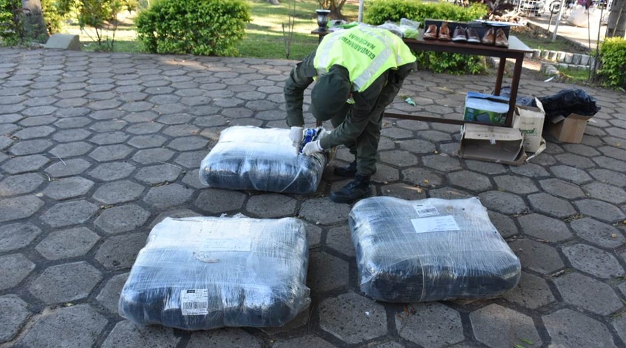 Ley 22.415: Tras la apertura de encomiendas secuestran 6 cubiertas, 6.840 paquetes de cigarrillos y más de 50 kilos de marihuana