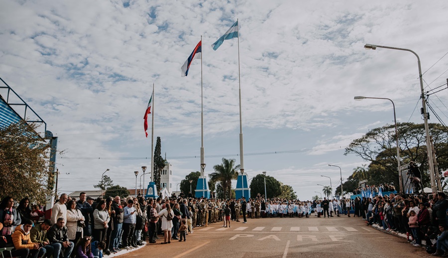 Misiones: Frente al Sarandí Histórico, en la localidad de Candelaria realizó el acto oficial del Día de la Bandera y hubo homenaje al General Manuel Belgrano, creador la enseña patria