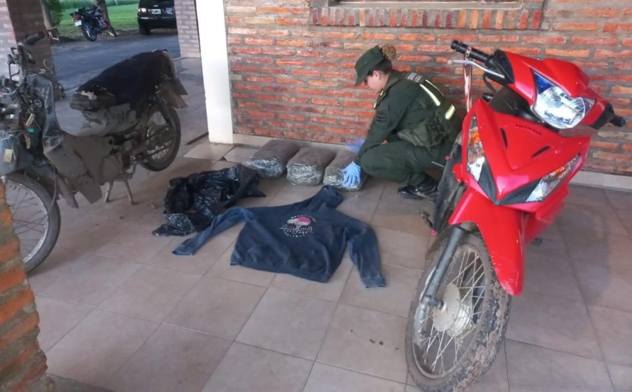 Tres personas dejaron atrás sus motos y marihuana al huir de Gendarmería Nacional: Previamente los individuos habían evadido un dispositivo de control