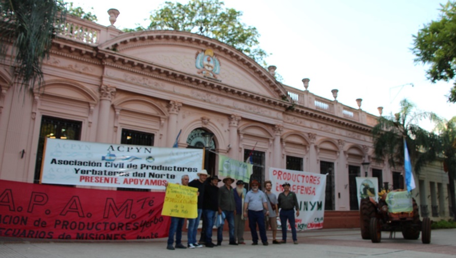 Misiones: El tractor en la Plaza 9 de Julio de Posadas, símbolo en defensa del INYM