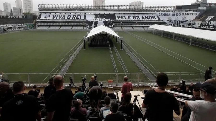 Despedida al ídolo brasileño: El cuerpo de Pelé ya está en el estadio de Santos y llegan primeras autoridades para el velatorio