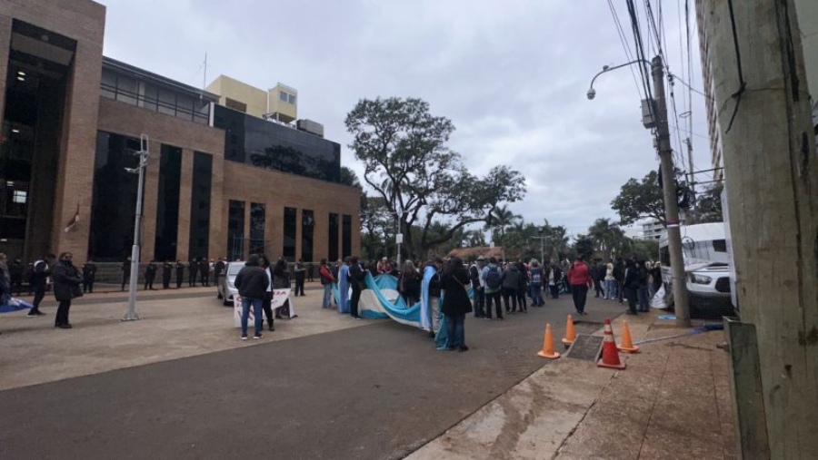 Posadas: Docentes autoconvocados marcharon al anexo de la Legislatura misionera