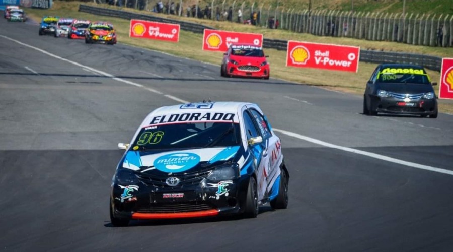 El misionero Luciano Viana y un finde especial del Turismo Pista en el Autódromo Oscar y Juan Galvez