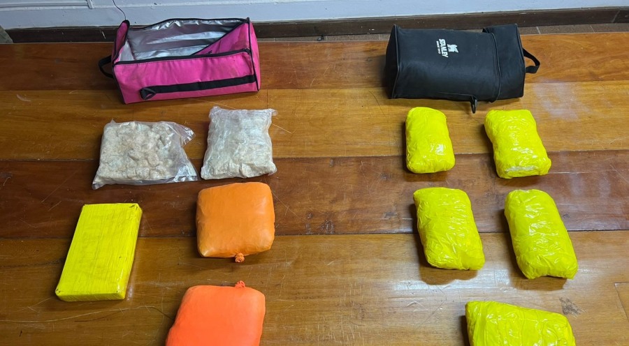 Marihuana, cocaína, crack y éxtasis se encontraban ocultos en un ómnibus de larga distancia: Las sustancias estupefacientes fueron halladas detrás de las últimas butacas del transporte de pasajeros