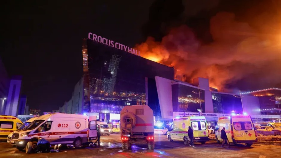 Al menos 40 muertos y decenas de heridos deja ataque dentro de una concurrida sala de conciertos en el área de Moscú, informan medios estatales rusos