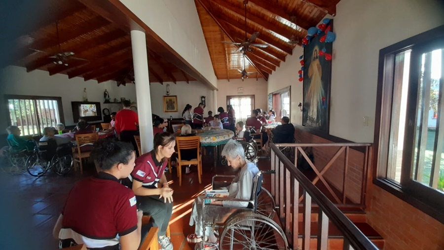 “Uniendo Generaciones”: Alumnos del Instituto Santa Bárbara, vivieron una jornada inolvidable con los residentes del Hogar de Asilo de Ancianos Jesús Misericordioso Melvin Jones