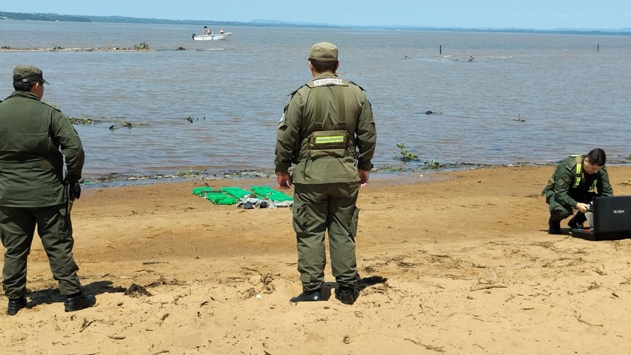 Gendarmes y efectivos de la Prefectura Naval Argentina secuestraron más de 24 kilos de marihuana que se encontraba en la Costanera Sur de Posadas, el estupefaciente se hallaba en la costa del Río Paraná