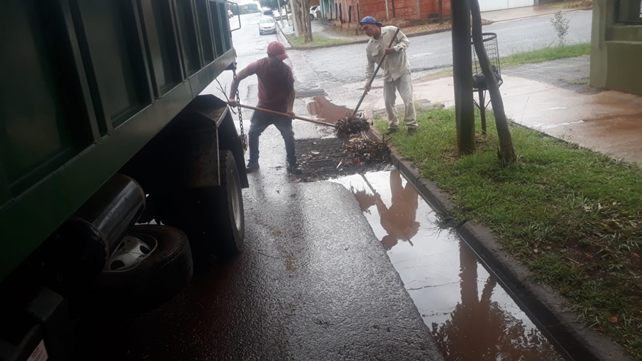 Apóstoles: Limpieza de sumideros, desagües en diversos sectores de la zona centro y barrios en el Municipio debido a la última lluvia registrada