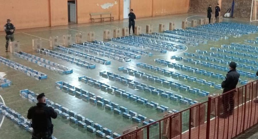 Misiones: Incautaron una camioneta robada con más de 33 millones de pesos en cigarrillos de contrabando, en la localidad de Dos de Mayo