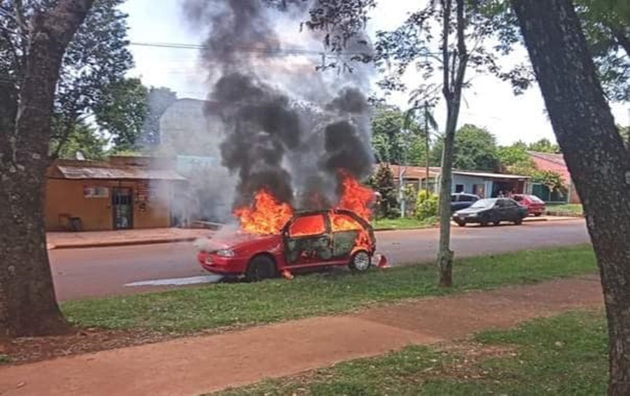 Apóstoles: Incendiaron intencionalmente un automóvil y fueron detenidos