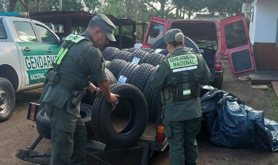 Gendarmería Nacional secuestró 34 neumáticos sin aval aduanero, los cuales fueron importados de manera irregular y estaban trasportados un vehículo utilitario que tiraba un tráiler