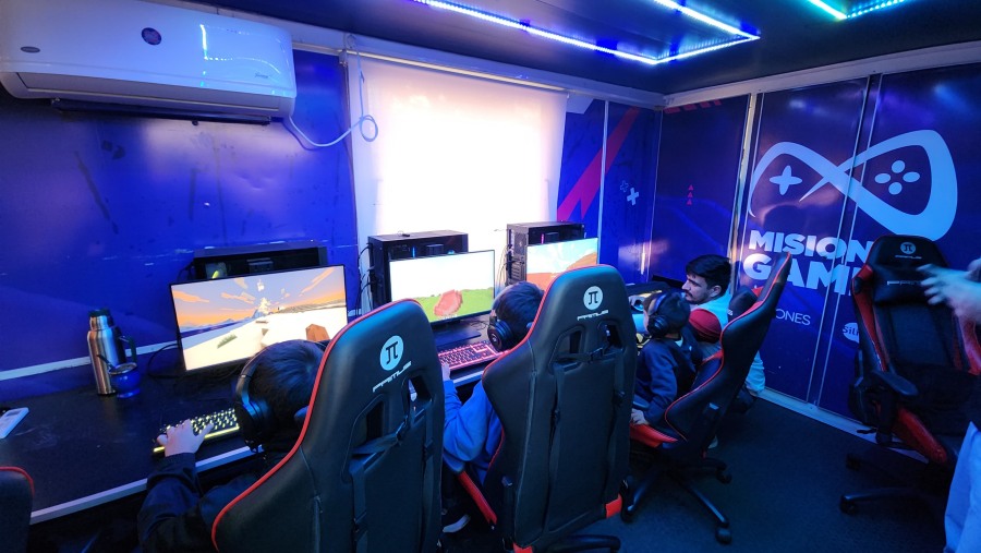 Apóstoles: Más de 250 jóvenes de la ciudad se reunieron para disfrutar de lo último en tecnología de juegos, incluyendo juegos de computadora y realidad virtual