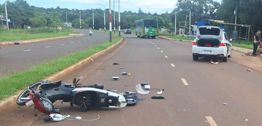 Picadas clandestinas: Motociclistas demorados tras atropellar a dos móviles policiales
