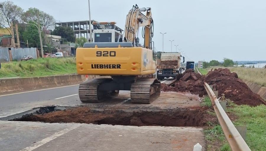 Este día viernes, se registran demoras en el Acceso Sur a la ciudad misionera de Posadas debido a la reducción de calzada por trabajos de reemplazo de alcantarilla y restitución de la vía