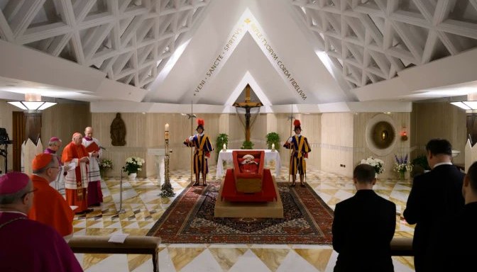 La Oficina de Celebraciones Litúrgicas del Vaticano ha anunciado que el funeral del Papa Francisco tendrá lugar el sábado 26 de Abril