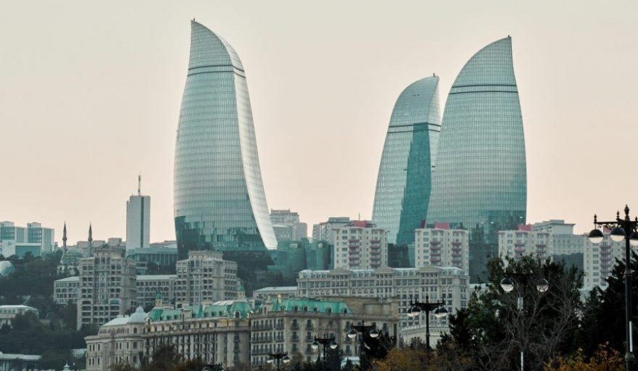 Azerbaiyán invertirá dos mil millones de dólares en energía verde para reducir emisiones