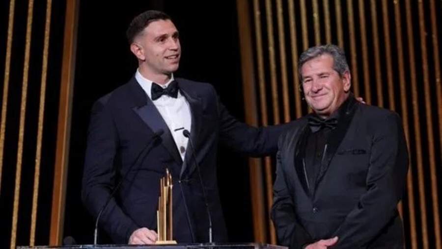 Balón de Oro: Emiliano "Dibu" Martínez ganó el premio al mejor arquero del mundo