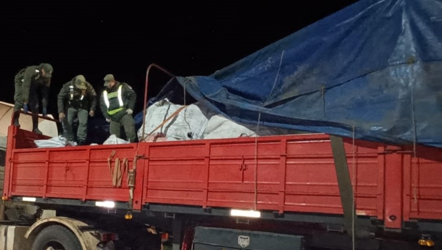 Camiones con 40 toneladas de lingotes de plomo y aluminio fueron interceptados en Corrientes: El material fundido y moldeado se encontraba disimulado entre latas para reciclaje y tenían como destino el norte de Misiones